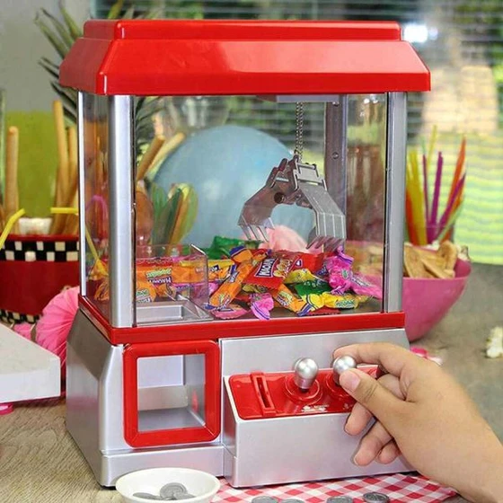 Avtomat z ročico za lovljenje igrač in sladkarij