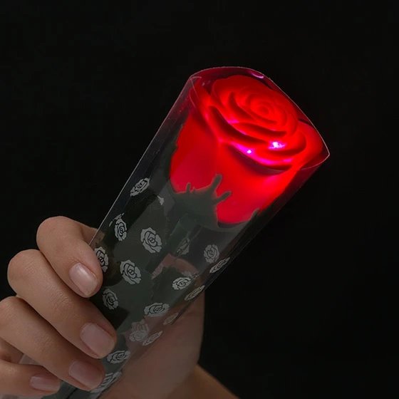 Rdeča vrtnica z LED svetilko