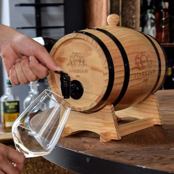 Dozirnik za pijačo v obliki lesenega sodčka