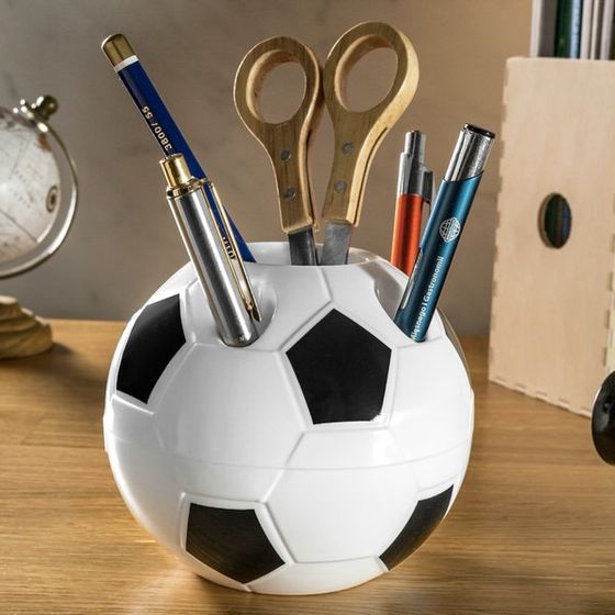 Stojalo za svinčnike in kulije v obliki nogometne žoge