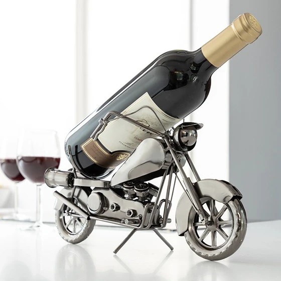 Kovinsko stojalo za vino v podobi motornega kolesa