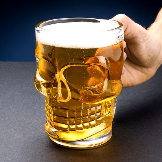 Kozarec za pivo v obliki lobanje