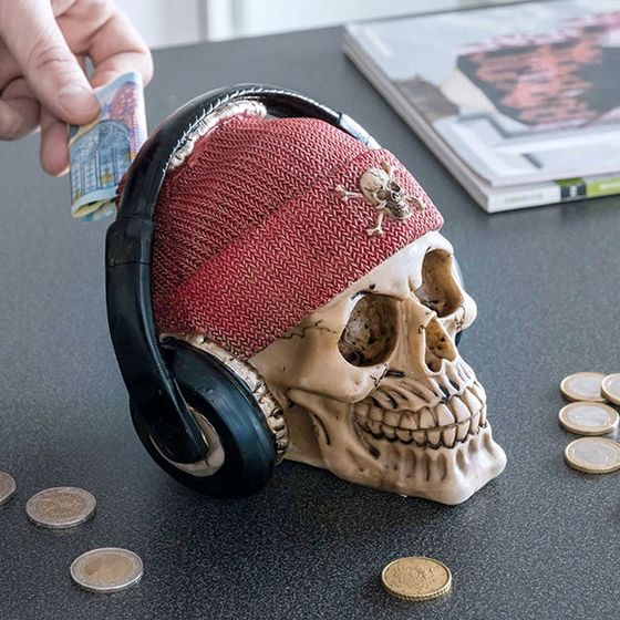 Hranilnik za denar lobanja s piratskim klobukom in slušalkami