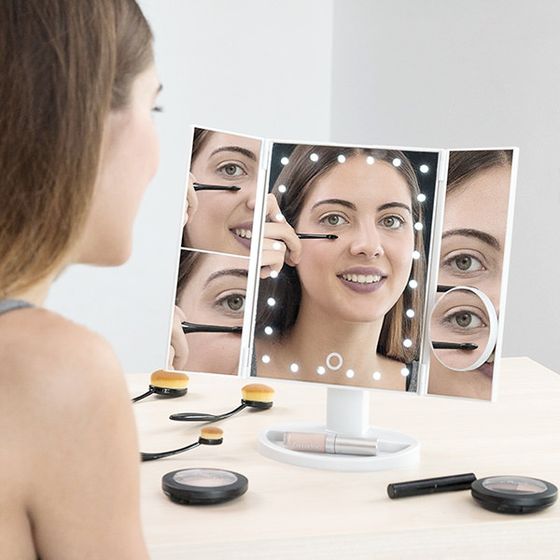 Povečevalno kozmetično ogledalo z LED osvetlitvijo